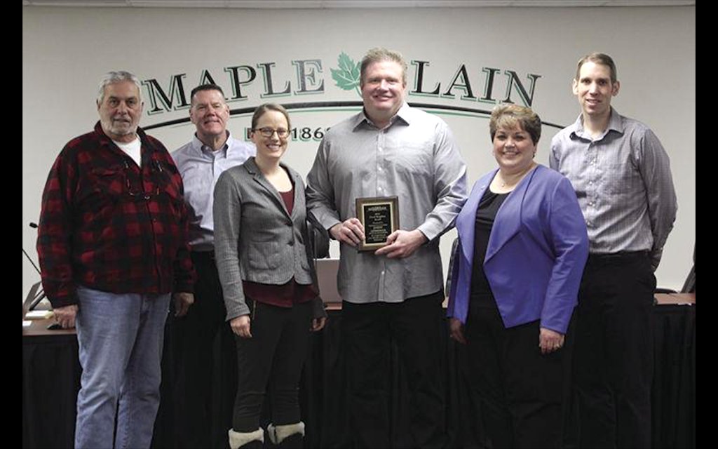 LMtkaDailyNews's tweet image. #MaplePlain presents the Good Neighbor Award lakenewssite.wordpress.com/2019/02/11/map…