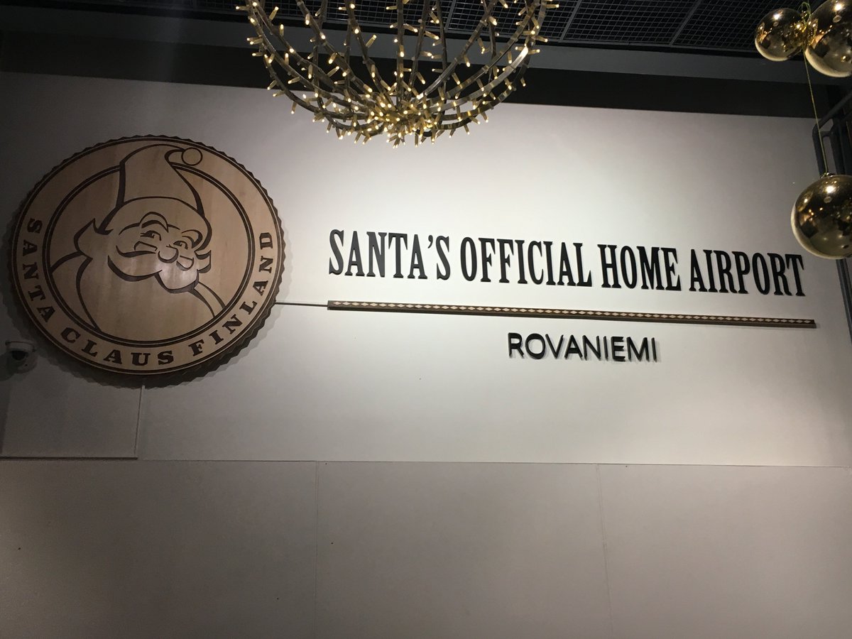 FTSofrilog2019's tweet photo. Nos premiers souvenirs en Finlande, le joli aéroport de Rovaniemi 🇫🇮 
Nous avons fait le trajet aéroport/cottage en traîneau de rennes  !! ( bien sûr les valises sont arrivées comme par magie devant les portes de chaque cottage : comme dans Harry Potter ✨ ) ❄️😀 #finlandtrophy https://t.co/nreqRcWhwq