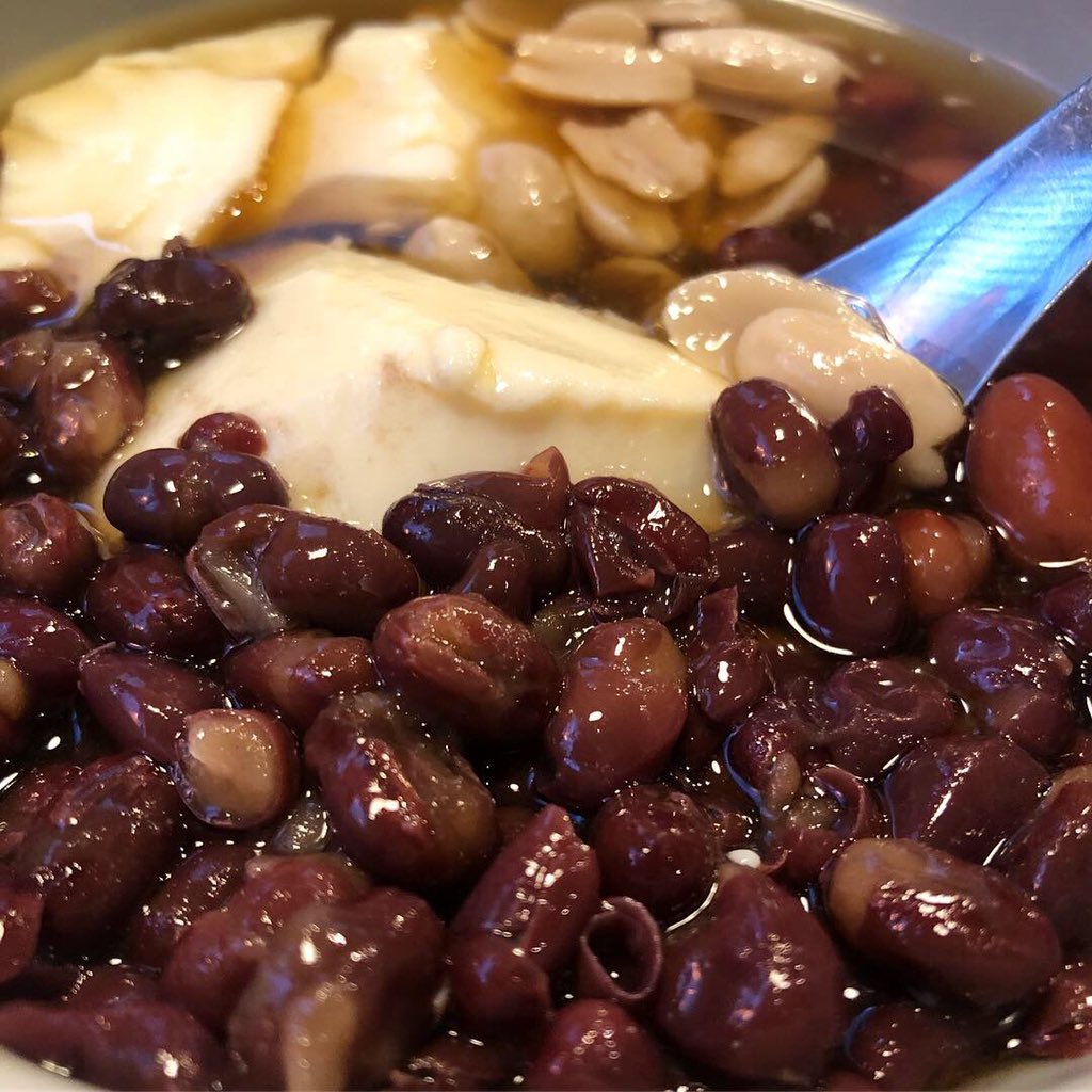 TDigested's tweet photo. Beans on beans—red on soy.
#soypudding #peanuts #tofupudding #pannacotta #blancmanger #biancomangiare #sweetbeans #taiwanesedessert #chinesedessert #asiandessert #taiwanfood #foodculture #foodhistory #foodblogger #foodhunter #theworlddigested
#花生 #豆花 #大花豆 #金時豆 https://t.co/tUmhCcjvQS