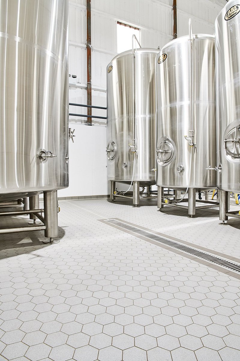 KemtileLtd's tweet image. We’re absolutely delighted with these shots that we’ve just commissioned for our job @UtopiaBrewing. Thanks to @spencercobby – just brilliant! #DoItOnceDoItWell #HygienicFlooring #brewery #brewing