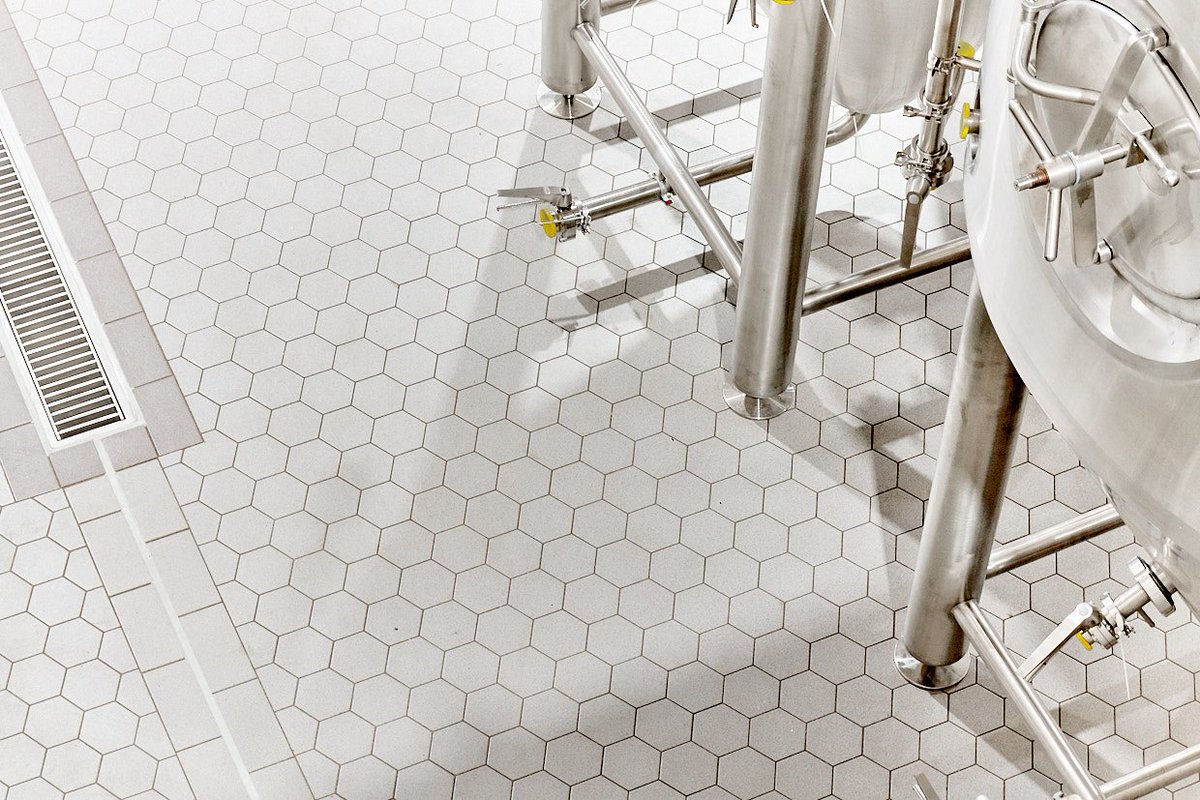 KemtileLtd's tweet image. We’re absolutely delighted with these shots that we’ve just commissioned for our job @UtopiaBrewing. Thanks to @spencercobby – just brilliant! #DoItOnceDoItWell #HygienicFlooring #brewery #brewing