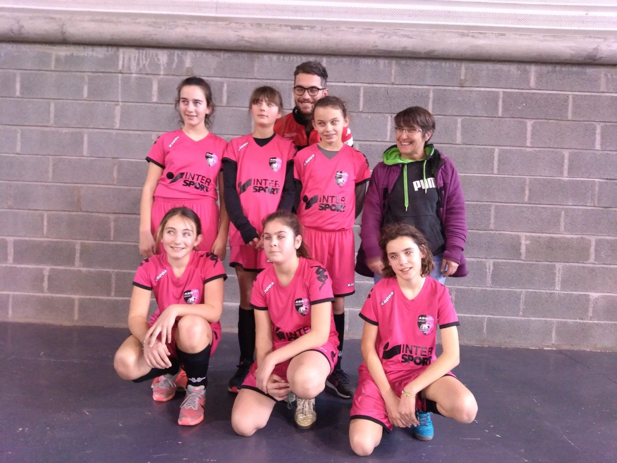 AsslFootball's tweet photo. Retour sur le week-end en photos :
L'équipe U15 B et leurs tout nouveaux maillots #Intermarché #Geneston !
Une partie du groupe U13F lors du tournoi #UNAF du Vignoble à Montbert !
#GoASSL ! 🔴⚪⚫ #GoGFV ! 👠⚽️🔥 https://t.co/oDWN84BtZC