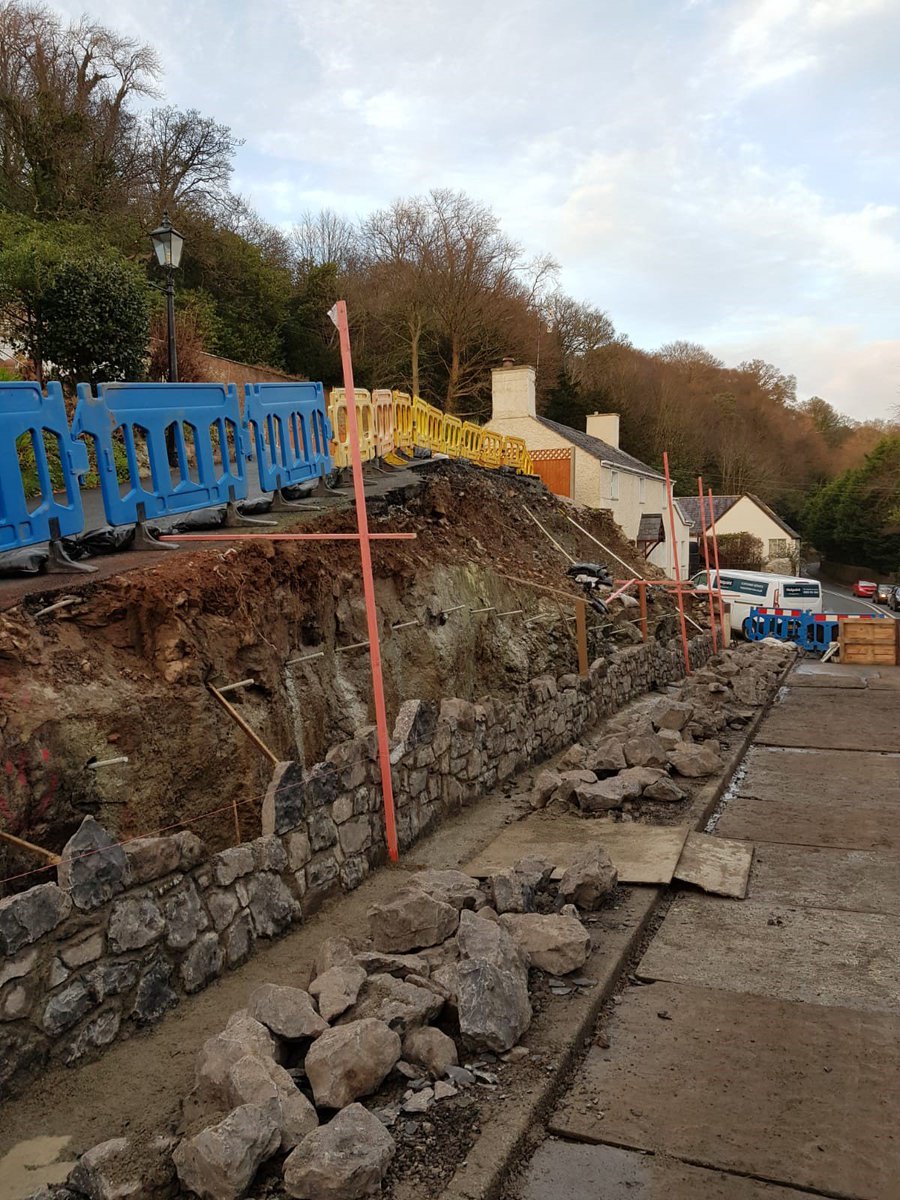 Stabilising a collapsed Highway boundary wall in #beaumaris.  Some great Engineering execution of Cadarn designs by <a href="/rghire/">Rosana  Ghirell</a> <a href="/garethhughes/">Gareth Hughes</a>.  Sometimes simple solutions are the best🧐