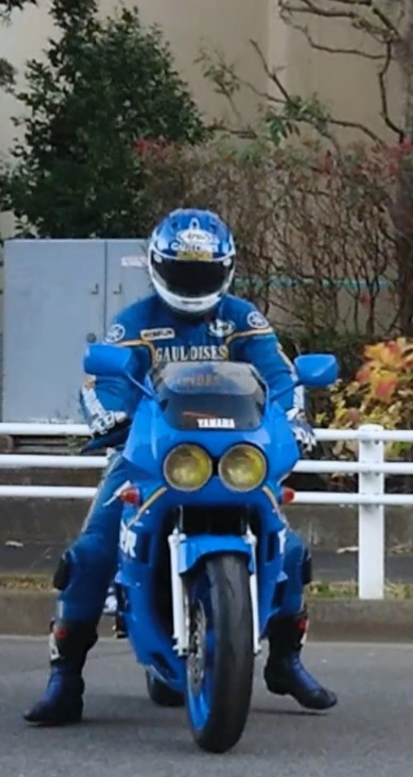 Ezo 公道で全身革ツナギ来てるやつがこの世で最もダサい 申し訳ございません ゞ