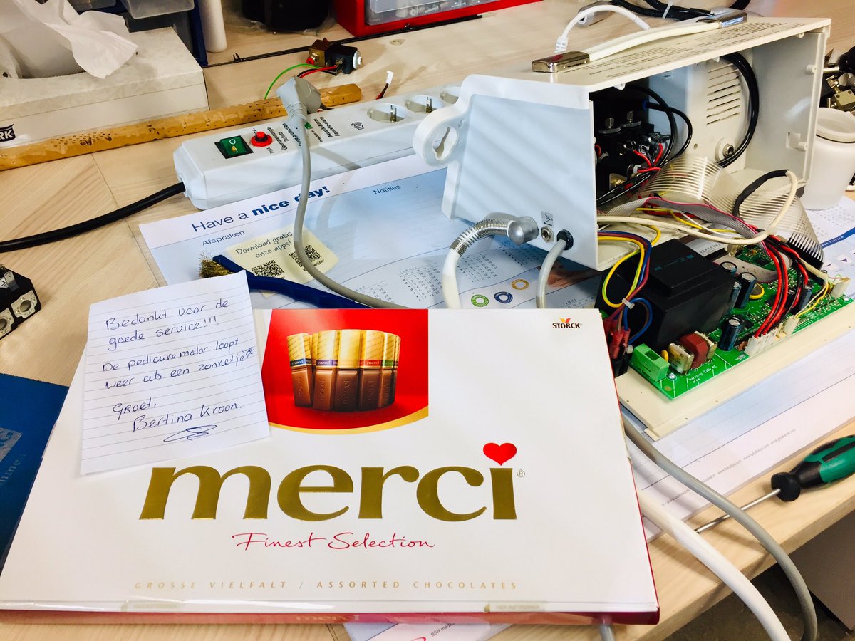 Onze monteurs Martin en Henk zijn zojuist blij verrast met een doos Merci chocolade en een bijgesloten briefje met de tekst: “Bedankt voor de goede service!!! De pedicuremotor loopt weer als een zonnetje.”☀️

Wat een lekker begin van de week. 😋

#waardering 👍🏻