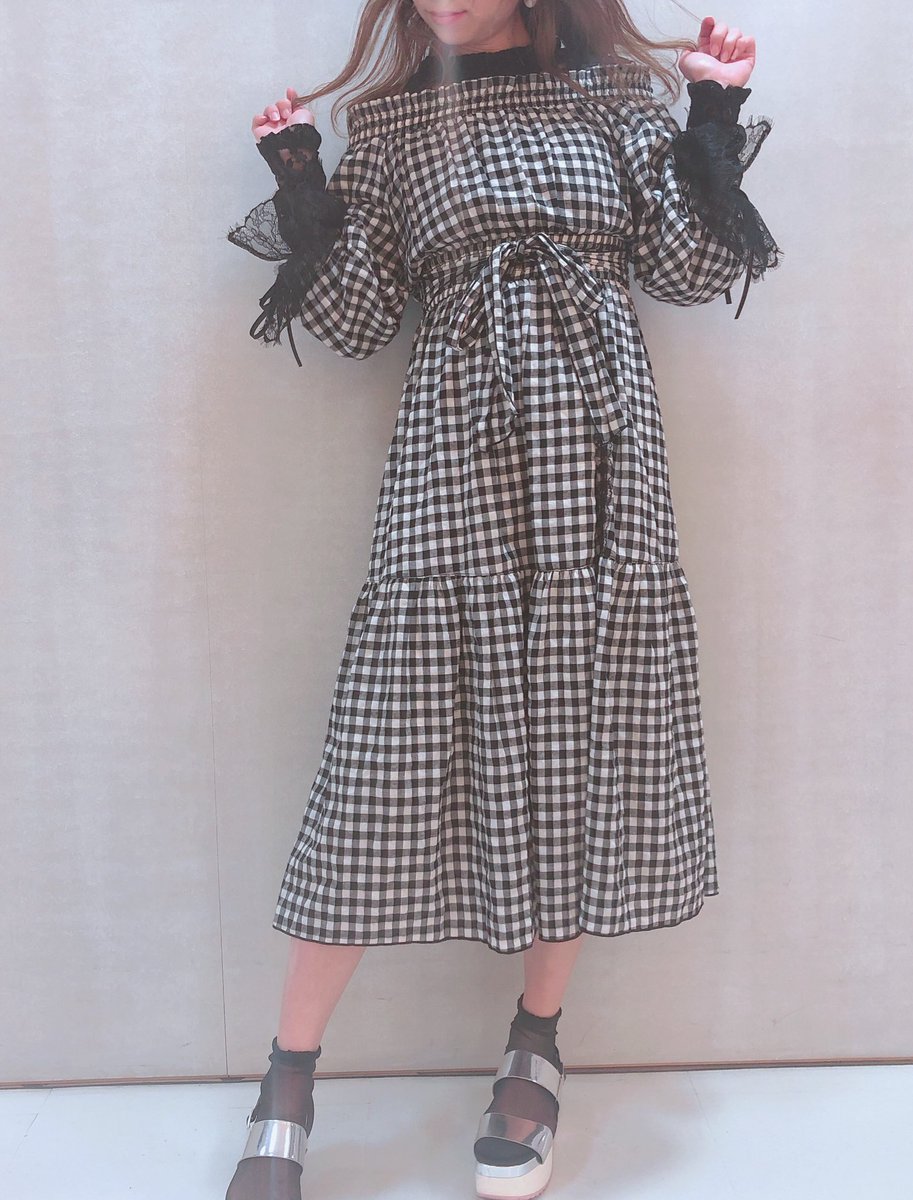 Liz Lisa 近鉄パッセ レースリボン長袖tops 着回し その3 同じブラックのカラーの オフショルワンピースの インナーとして インナーを着ることにより ワンピースのイメージも ガラッと変わりますよ