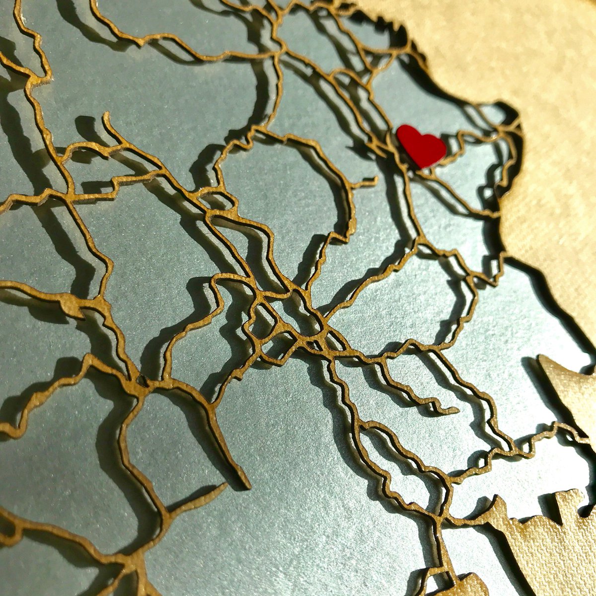 StadtLandCut's tweet photo. Details mit Herz! ❤️
#StadtLandCut #Stadtkarten #madewithmrbeam #madewithlove #Kraftplex #silvermetallic #WallArt #WallDecoration #InteriorDesign #LaserCut #LaserArtist #LaserEngraving https://t.co/i5mKaGll4s