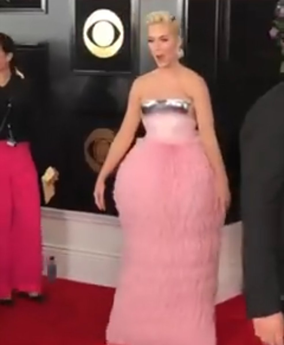 Acordei em choque imaginando e ansioso para o novo conteúdo de analisando os look do Grammy. pra mim o look de Katy Perry de galinha choca de festa junina é o melhor <a href="/DivaDepressao/">Diva Depressão</a>