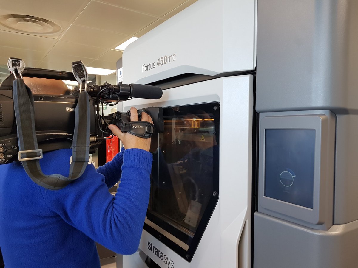 3D_Incubator's tweet photo. Los medios de comunicación conocen de primera mano las instalaciones de la #3DFactoryIncubator.

A pleno rendimiento las 4 impresoras industriales #3D de última generación, 3 mini-impresoras, así como áreas de post-procesamiento, diseño y metrología. #3Dprinting https://t.co/hUnJzjb26w