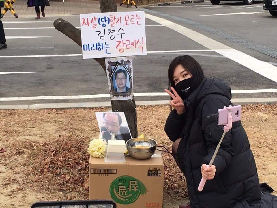 정신병원에 집어넣어야 할 뇬.

미친뇬 이라고 생각하시면 RT 부탁드려요.