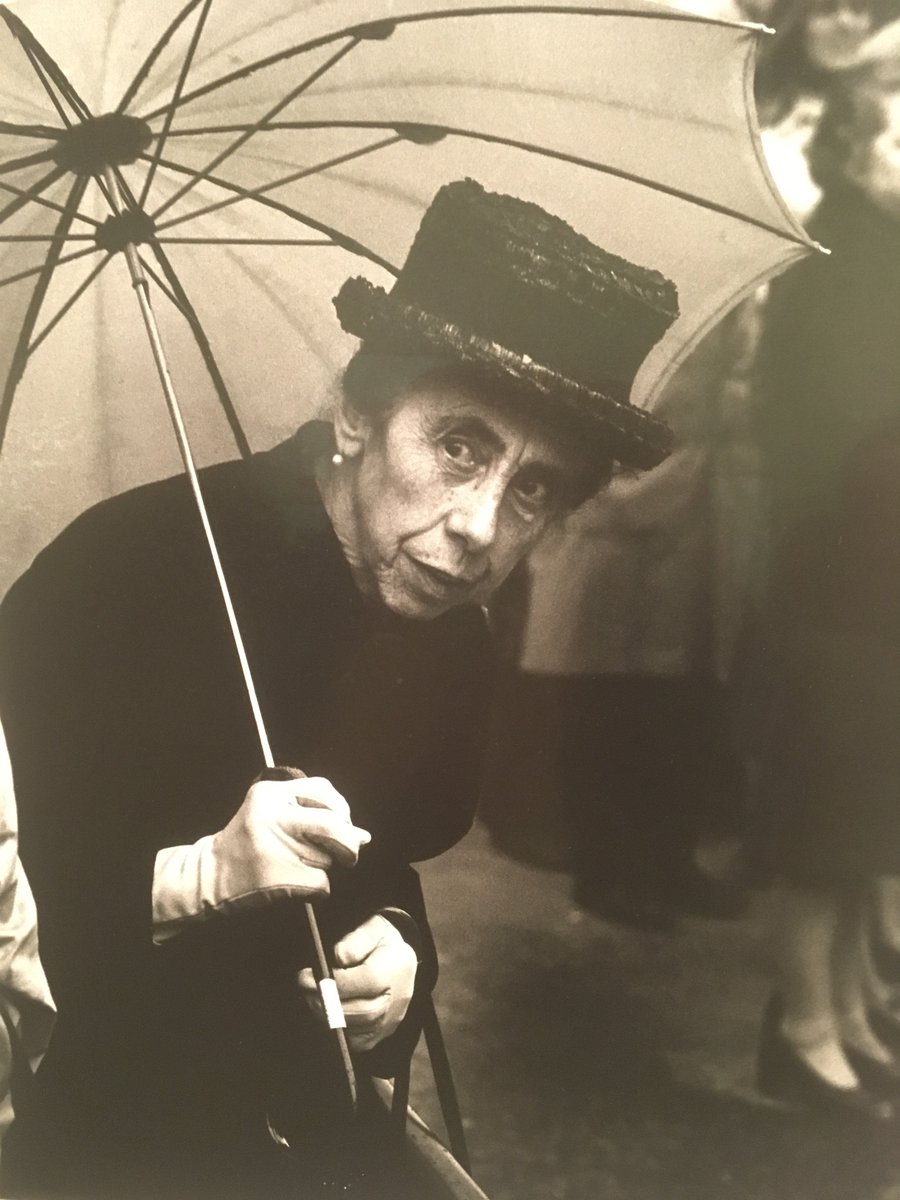 MarieVallaF's tweet photo. Derrière l'objectif de Martine Franck, même #MaryPoppins prend de l'âge @FondationHCB https://t.co/wVmxqiabs5