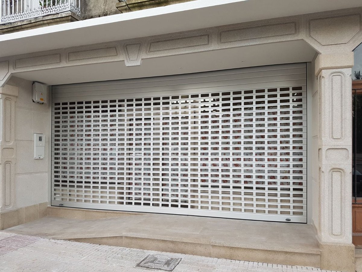 GrupoAlumisan's tweet photo. Las #persianas perforadas y microperforadas son una gran alternativa para los #locales #comerciales.
#GALPER #fabricación #enrollables #seguridad #lamas #cajones #FelizLunes https://t.co/KIIz4oJ1hS
