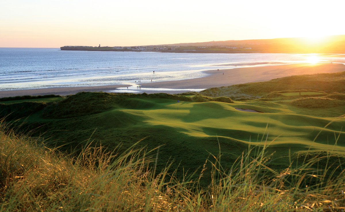 A gorgeous sunset at the 6th at @LahinchGolfClub to brighten up your Monday morning🌞⛳️😎 #views #sunset #golfviews #EuropeanTour #WAW #golfireland #southwestIreland