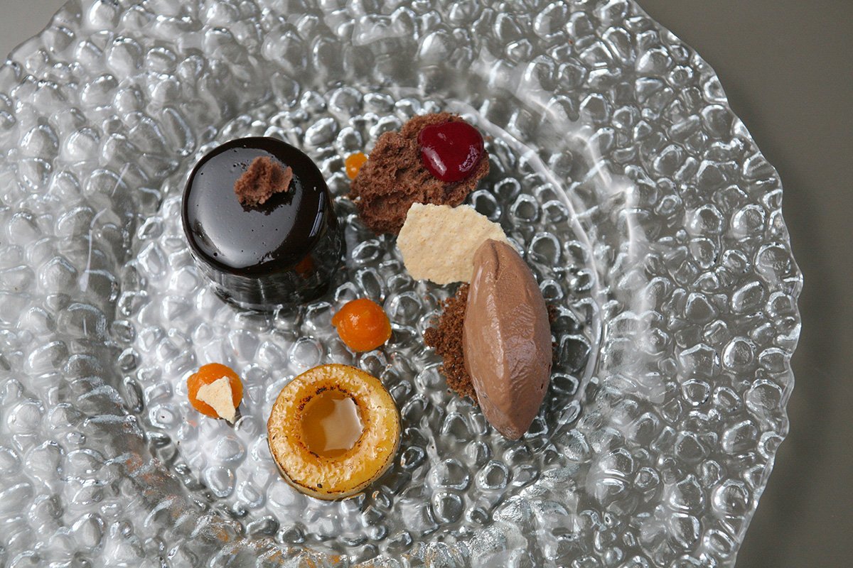 Tumšās šokolādes kūka, saldējums, karamelizēts bumbieris, pasifloras augļa mērce. Aprika restorāna jaunā ēdienkarte! aprikarestorans.lv/lv #aprikarestorans #ēdienadaba #garšīgipaēst #pērcnozemniekiem #vakariņas #culinaryriga #Pilslaukums