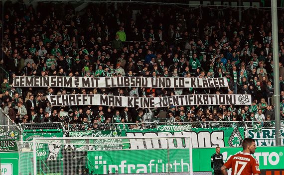 FasziFankurve's tweet photo. #Kleeblatt #Fürth #Ultras mit Spruchband gegen den eigenen Trainer &amp; Co-Trainer. Zudem hing eine Fahne der #Ultraszene #Mainz über der Zaunfahne der #Kohorte #Duisburg: #SGFMSV #Zebras https://t.co/NDReY6e6Jo https://t.co/HndZEOCoVk