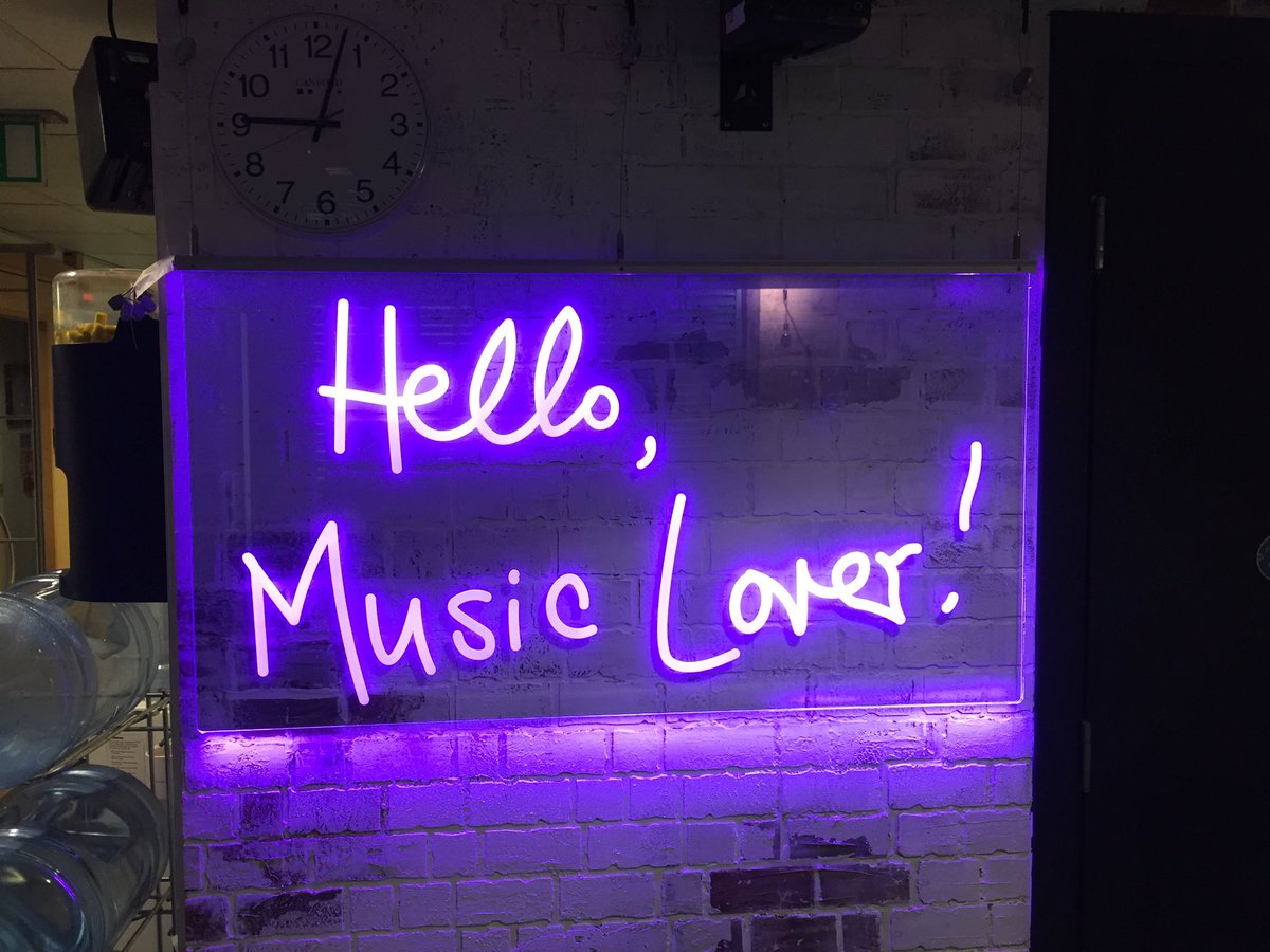 ClareNews2's tweet image. Like the new hub decor ⁦@BBC6Music⁩