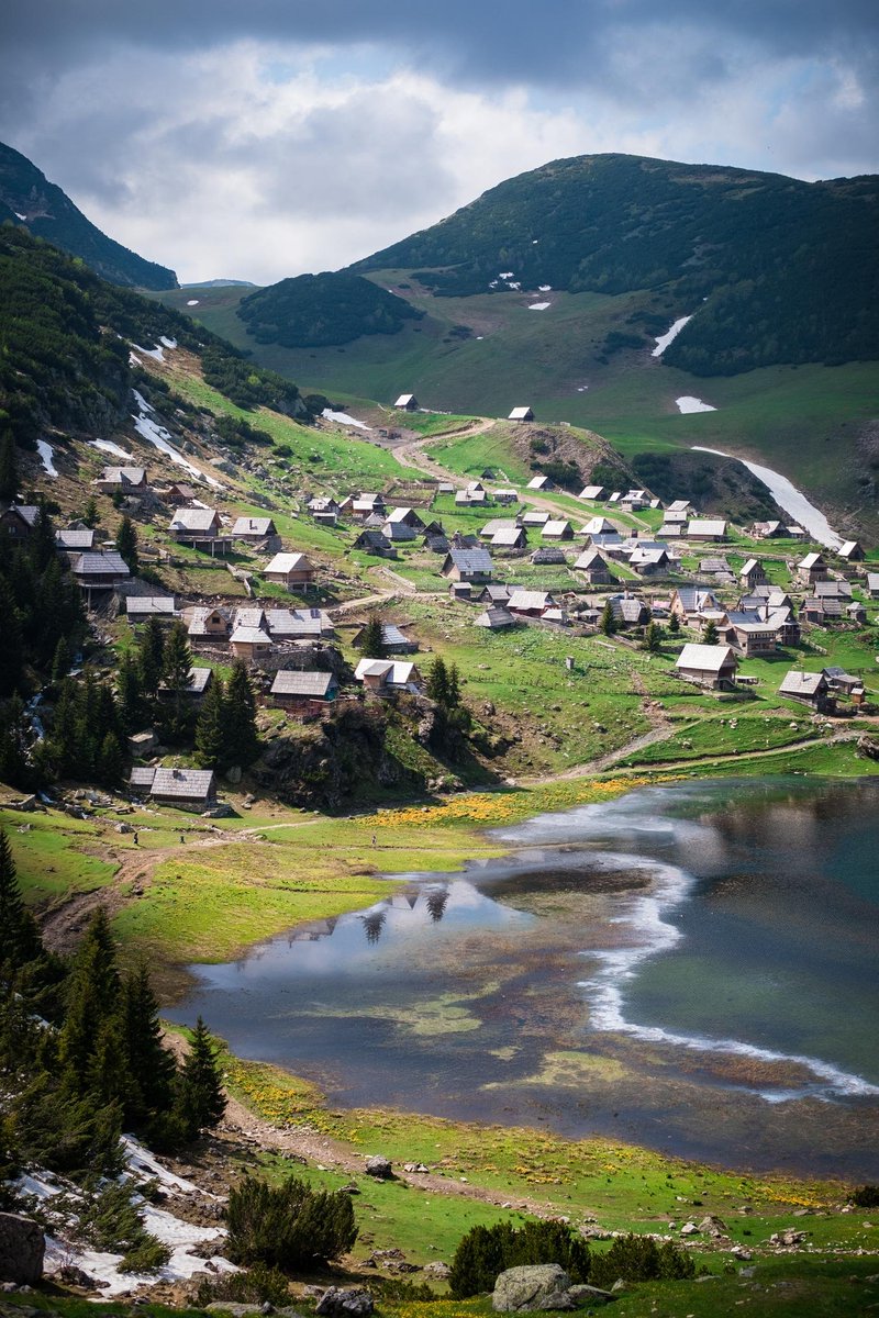 Geographymunic1's tweet photo. Prokoško Lake is a lake of Bosnia and Herzegovina. It is located in the municipality of Fojnica and it is 1670m above sea level.
The lake is visited by 20,000 tourists each year.
#Prokosko #lake #tourists #mountain #houses #summer #trees
~A.K. https://t.co/LOxgR51j26