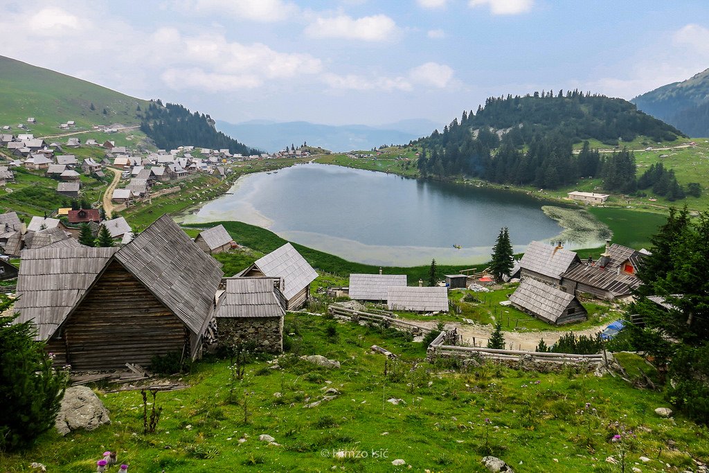 Geographymunic1's tweet photo. Prokoško Lake is a lake of Bosnia and Herzegovina. It is located in the municipality of Fojnica and it is 1670m above sea level.
The lake is visited by 20,000 tourists each year.
#Prokosko #lake #tourists #mountain #houses #summer #trees
~A.K. https://t.co/LOxgR51j26