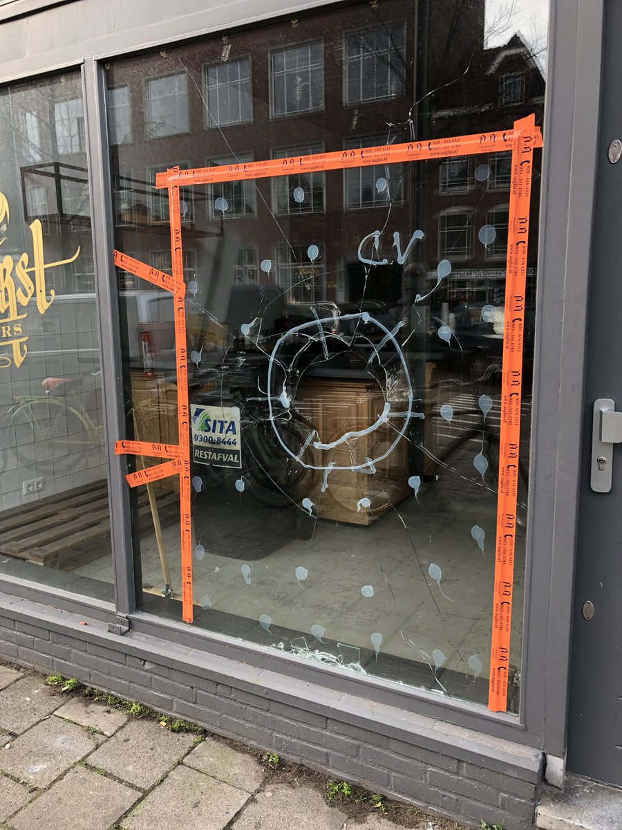 AAGlas bedankt voor de snelle hulp! Misschien heeft een lezer van het <a href="/parool/">Het Parool</a> de onverlaat gezien vrijdagnacht? Enfin. Nieuw ruitje, verse koffie, okee van de <a href="/020centrum/">Stadsdeel Centrum</a> voor heropening 🙏en we kunnen weer verder!