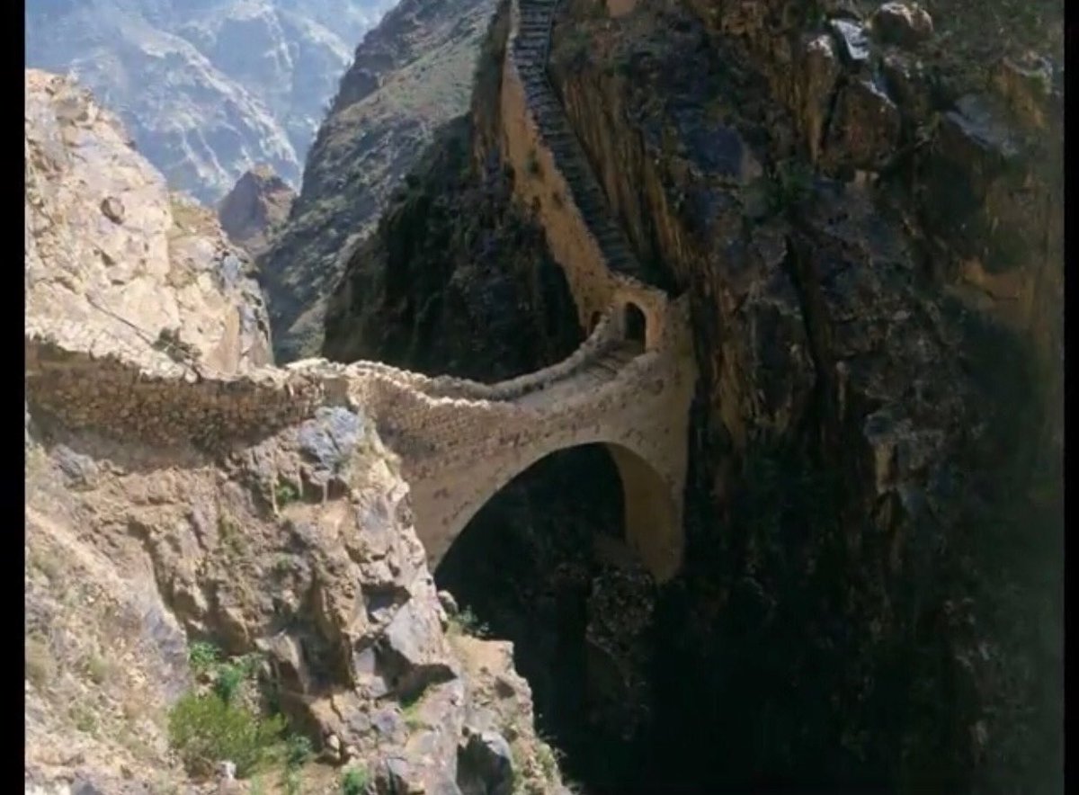 Zor dereleri geçmek için köprü gerektiği gibi aciz,güçsüz ve yetersiz kaldığımız musibet ve hastalıkta da,İstemeyi bilene yardım eden, Sormayı-aramayı bilene sırrını-kendini gösteren, Bakmayı bilene görünen, Kalbini açana gelen, Cüz’i iradesini terk edenle bütünleşen Allah gerek.