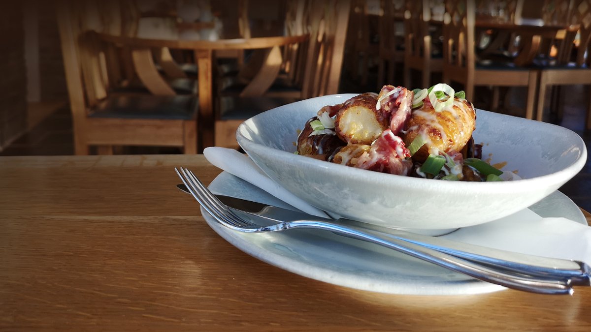 SheilaFleetSFJ's tweet image. Tried our Hasselback Potatoes at The Kirk Café? Delicious food &amp;amp; beautiful #SheilaFleet jewellery. Now *that&apos;s* a combo 😀