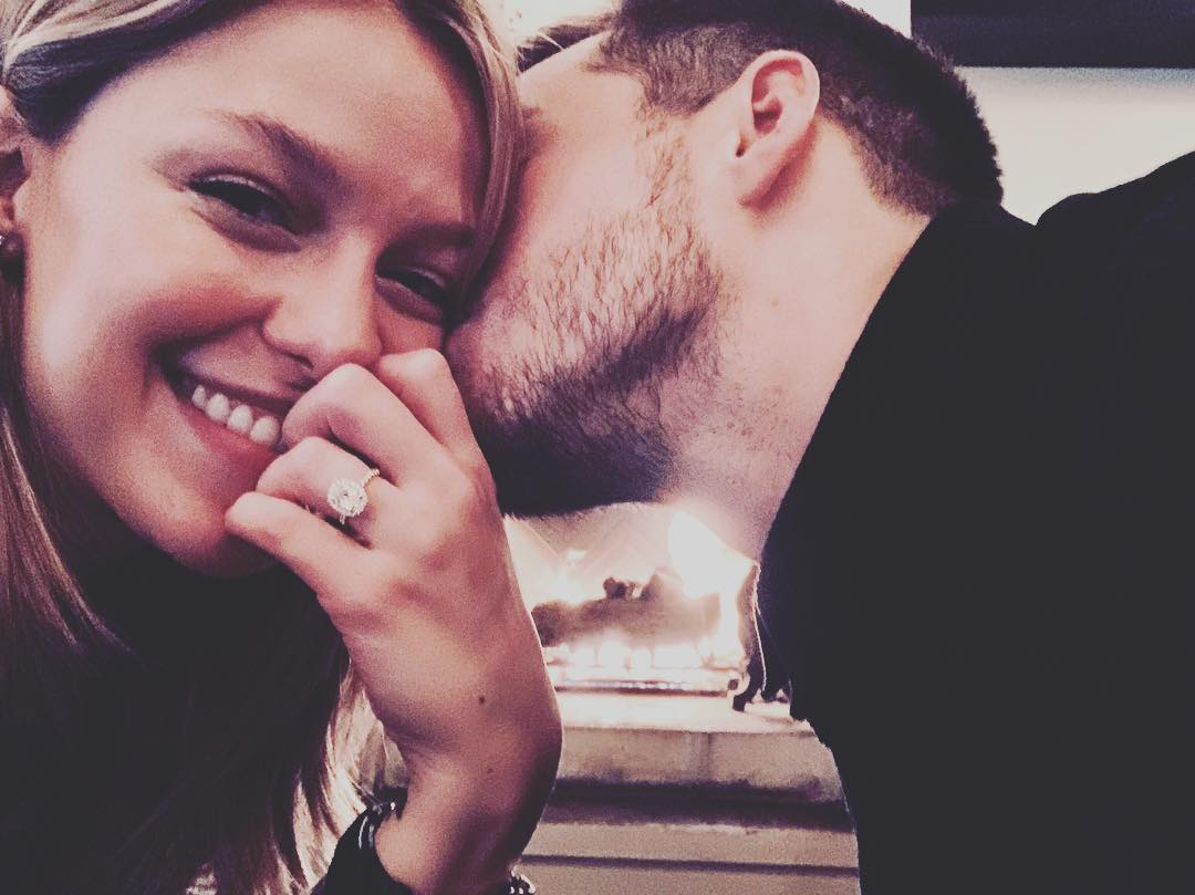 Team_Klamille's tweet photo. #INFO Eles estão noivos 😍💍
  Eu tô apaixonadaaaaa

Chris Wood pediu a Melissa Benoist em casamento!! https://t.co/RSJyKPHssa