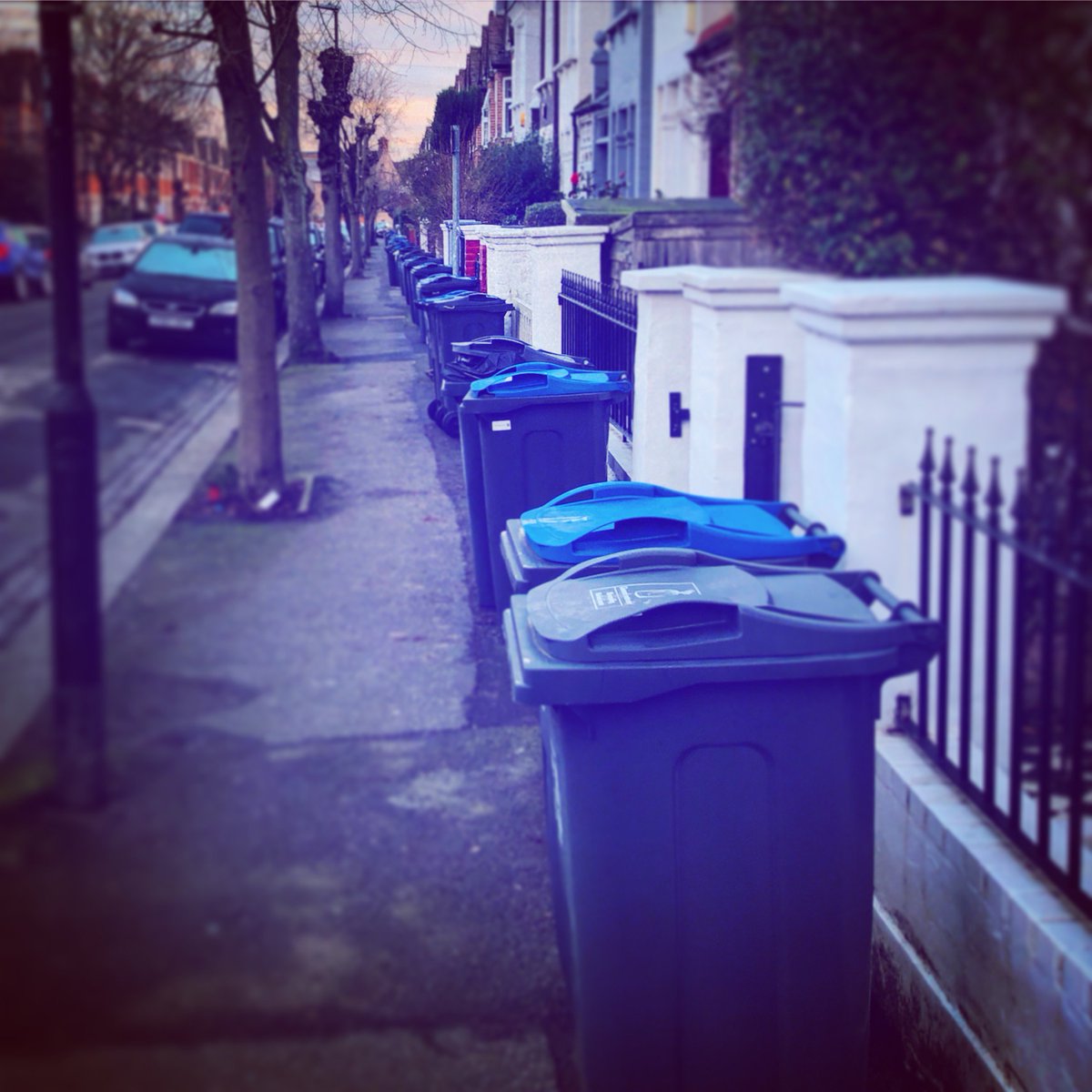 wimbywhizz's tweet image. It would appear the residents of Stuart Road have collectively decided to ignore @Merton_Council instructions about bin placement in the face of multiple 'not presented' messages from @VeoliaUK #boringtweet #uselessservice