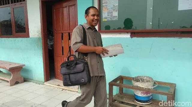zoelfick's tweet photo. Buah kesabaran Pak Guru Nur Kalim, dapat hadiah umroh dari salah satu perusahaan dan Hotman Paris pun ingin beri hadiah untuknya. Turut gembira!

Lebih penting lagi, pihak berwenang bisa cari cara biar perlindungan terhadap guru dan murid sama-sama lebih baik. Setuju? https://t.co/NJ7Sa7Q3sb