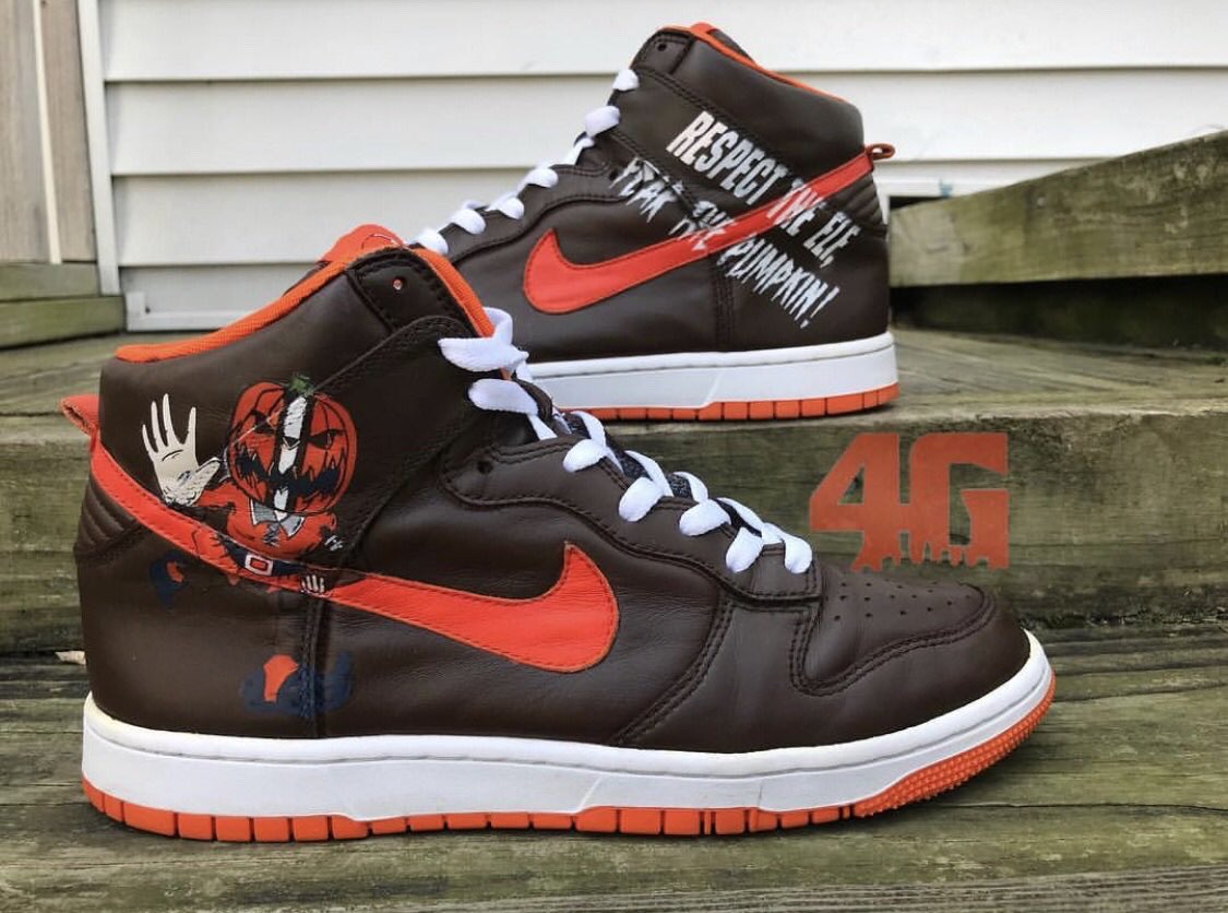 PumpkinNation's tweet photo. @Complex @Browns @bakermayfield I noticed π¨π»βπ³ checked out my custom AF1βs when I met him for the 1st time during #THFeedTheNeed at @TOWNHALLOHC! #Sneakerhead https://t.co/zAb6NVSV9B