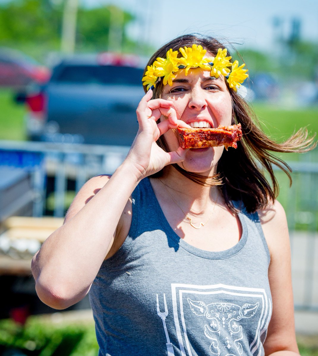 Hogs4TheCause's tweet image. Now that's how you eat ribs. #goham #hogwild #hogsforthecause