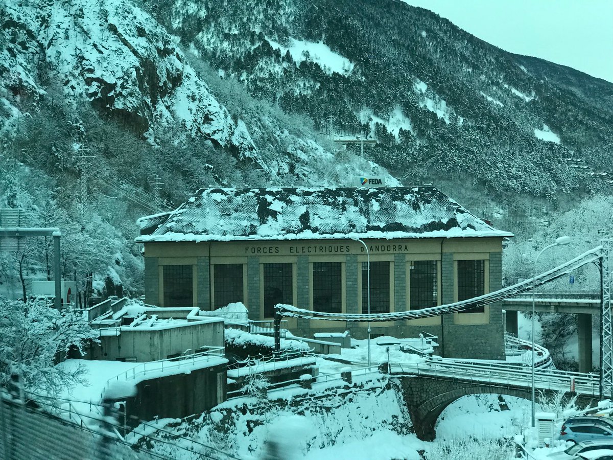 Took this photo cause it reminded me of ⁦<a href="/rWesAnderson/">r/WesAnderson</a>⁩ ⁦<a href="/WesAndersonShop/">TheSocietyOfTheCrossedKeys</a>⁩ ⁦<a href="/wesanderson_pic/">ウェス・アンダーソン画像bot</a>⁩ #Andorra