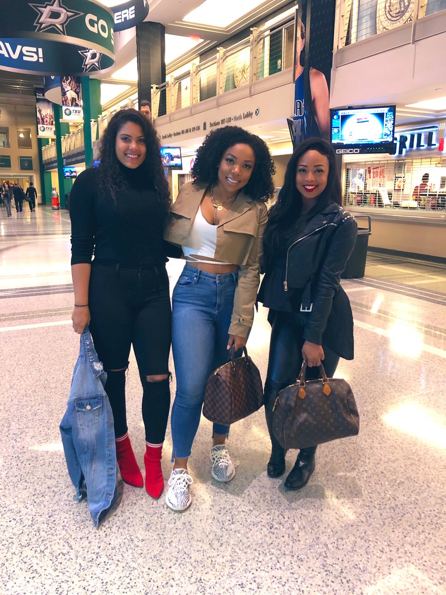 alexisfromvegas's tweet image. making it a goal to connect my fellow #womeninsports everywhere I go. salute these queens.
