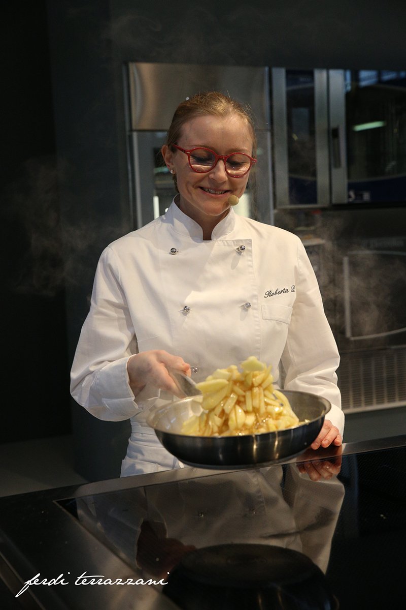 FieraCucinare's tweet image. Ospite in Arean Crédit Agricole FriulAdria Roberta Bernardinis, giovanissima pasticcera del ristorante stellato La Primula di San Quirino, con il suo "Illusione di Strudel di Mele". 
È stata accompagnata sul palco dallo chef Andrea Canton (1 Stella Michelin)

#cucinare2019