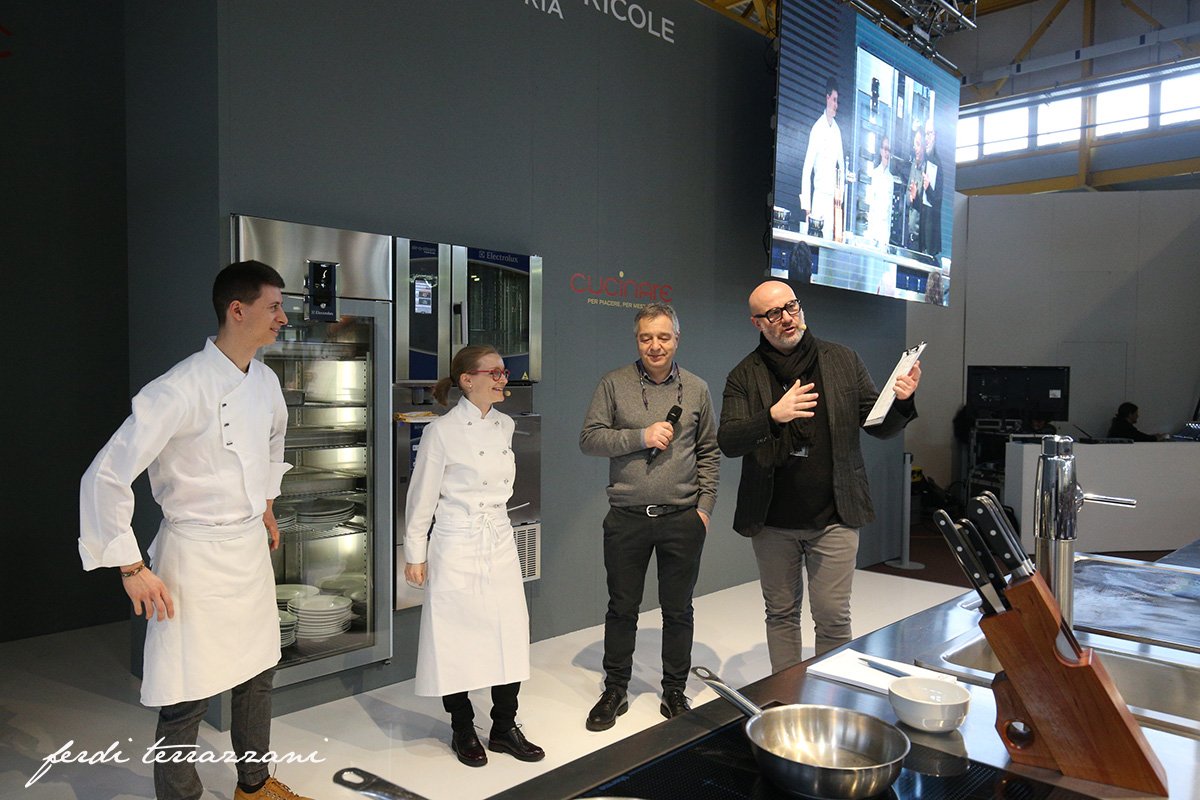 FieraCucinare's tweet image. Ospite in Arean Crédit Agricole FriulAdria Roberta Bernardinis, giovanissima pasticcera del ristorante stellato La Primula di San Quirino, con il suo "Illusione di Strudel di Mele". 
È stata accompagnata sul palco dallo chef Andrea Canton (1 Stella Michelin)

#cucinare2019