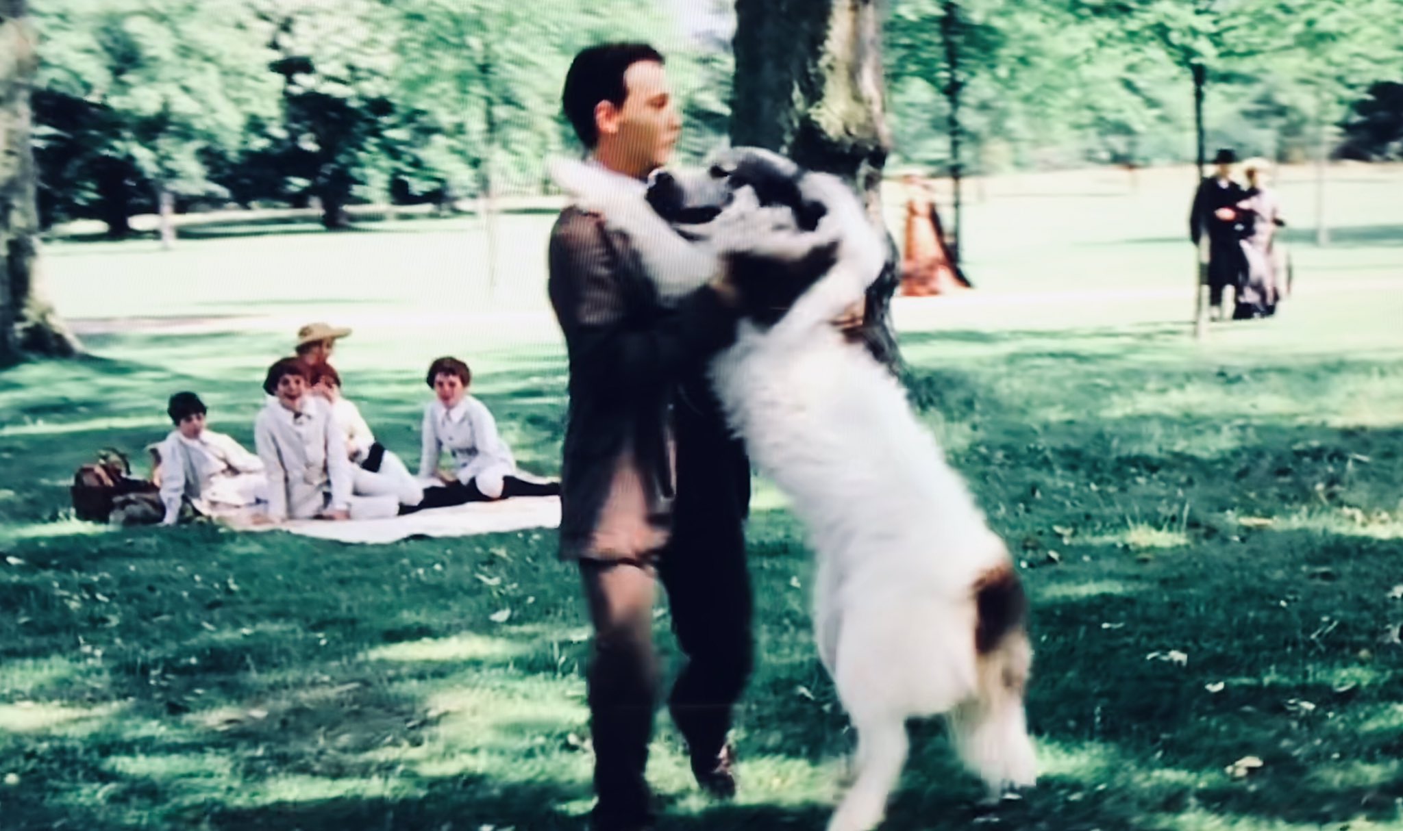 ベタ でしょ ところが 僅かな想像力さえあれば 大グマのポーソスが見えるはずさ ジェームスは次の劇場でこの時の小芝居を採用し成功に近づいていく ネバーランド 07年米英合作 ジョニー デップ主演 少年たち兄弟とその母である未亡人と