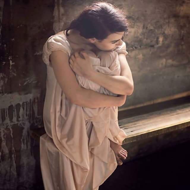 살다보면
유독 힘든 하루가 있지

누군가에게
위로 받고 싶은데

마땅한 사람이 없을 때
마음이 참 서글퍼지지..

또 우울하고
몹씨 서걱거리는 날 있지

속마음을 
누군가에게 털어놓고 싶은데

혼자 참아 삼키며
넘어가야 하는 아픈날이 있지

혼자서 위로하고 달래는
버거운 날이 가끔씩 있지..