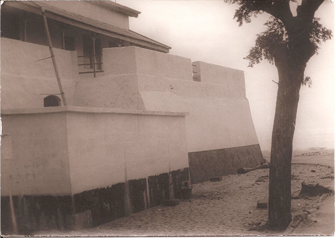 EveawoHistory's tweet photo. Fort Prinzenstein in Keta in 1970. Built by the Danes in 1784. The fort was used as a dungeon to transport slaves to the Caribbean. It was used for that purpose up until 1803. In 1850 the Fort and the rest of the Danish Gold Coast was sold... https://t.co/zF9H2KyDdi