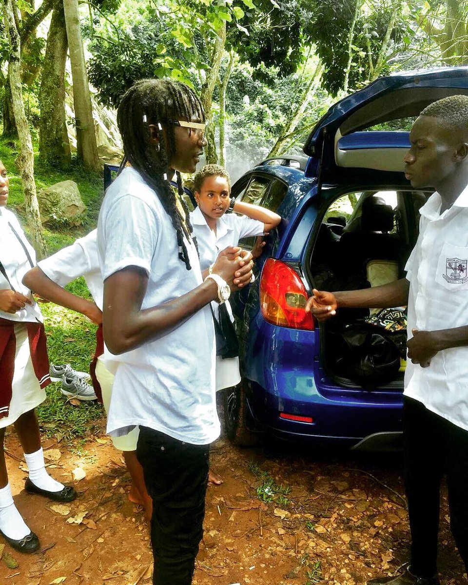 ZizaBafanaUg's tweet photo. Every time I link up with the FUTURE GENERATIONS,my tongue never rests because building on their minds with talent based wisdom. And what I like most about them, their questionnaires are always with them at hand 📝. All aside,had to warn &amp; guide them about the PROBLEMS soon🖤💛❤️ https://t.co/1eoQswZfix