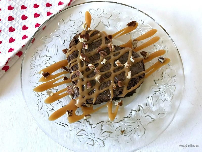 Blogghetti's tweet photo. Kick up brownies with a homemade caramel sauce - Caramel Drizzled Brownie Hearts will put a smile on your love's face. #brownies #chocolate #caramel #pecans #goodeats #FoodBloggerLove https://t.co/ZagcIOgxoq https://t.co/jikspf3N4g