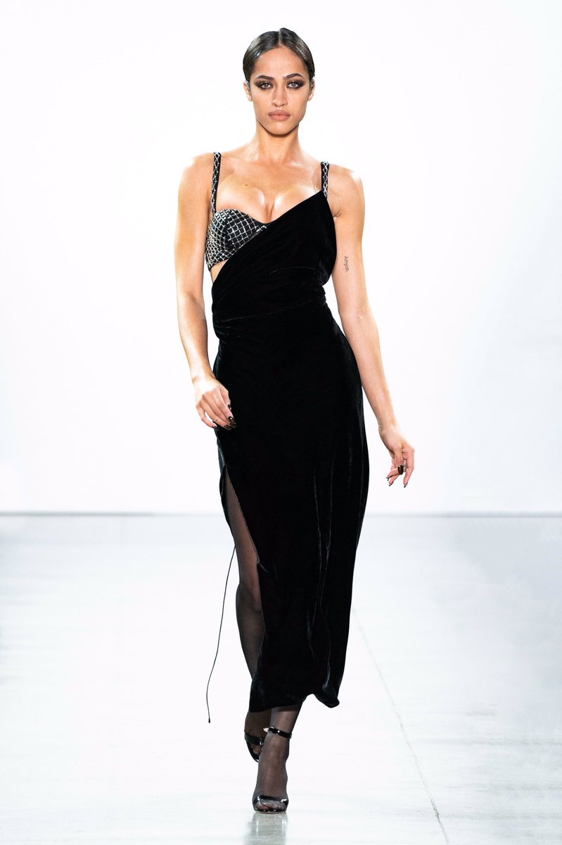 mothermodel's tweet photo. Alanna Arrington walking the @LaQuanSmith Fall 2019 ready-to-wear runway show in New York. #alannaarrington #laquansmith #mothermodel #mothermodels #nyfw ๐คค https://t.co/FGmSsITr9h