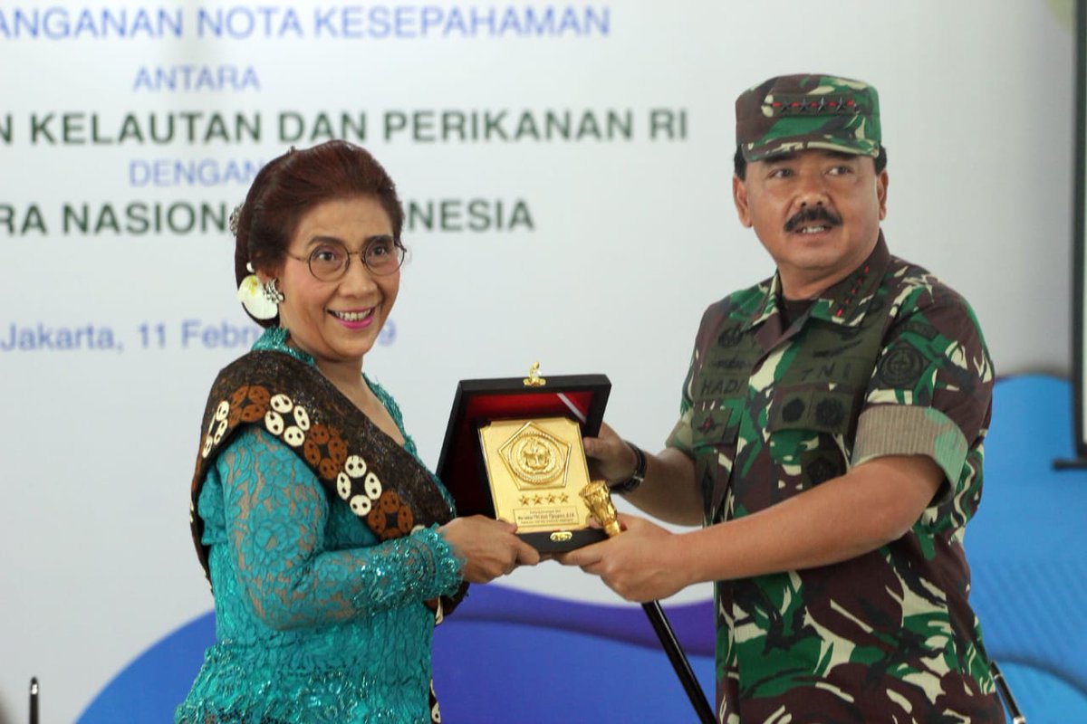 susipudjiastuti's tweet photo. Puji Syukur kpd Alloh SWT, pagi ini  terlaksana penandatanganan Nota Kesepahaman untuk penguatan kerja sama KKP-TNI di bidang ketahanan pangan dan pengamanan sektor kelautan &amp; perikanan. 
Mohon doanya agar kerja sama ini berlangsung lancar. https://t.co/POBEl314gY