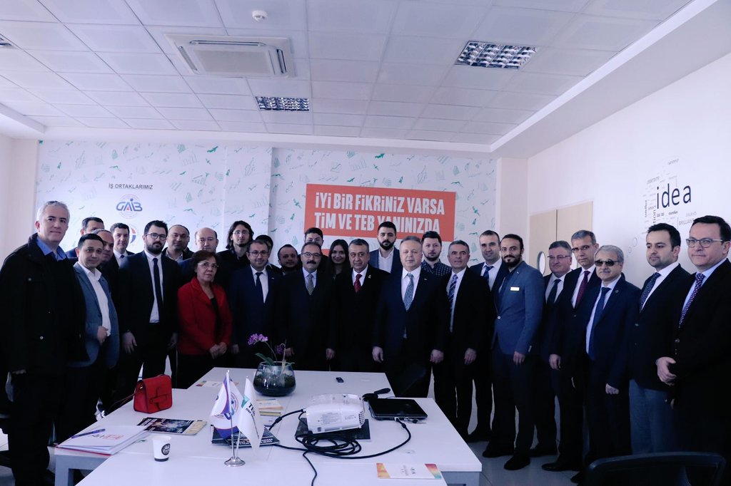 ismail_gulle's tweet photo. Gaziantep'te İhracat ailemizle buluşmamızın ardından Gaziantep Üniversitesi Teknopark kompleksinde bulunan @turkihracat @TEB evlerini ziyaret ettik. Gençlerimize sunduğumuz destek ve imkanların ürünlerini görmek bizleri mutlu etti. Genç girişimcilerimizin her zaman yanındayız. https://t.co/6BSGoLEt8L