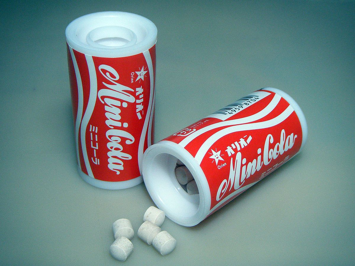 SHIKIBU_Automat's tweet photo. Japan's B-grade sweets‼️(4)
It's Japanese cheap sweets.

This time's...Mini-Cola(ミニコーラ)‼️
Ramune candy of cola flavor. ⚠This sweet was get scolded by the Coca-Cola Company.
#Japan #Japanese #JapaneseFoods #LocalSweets #CheapSweets #CheapFood #CheapFoods #Sweets #Cola #Candy https://t.co/TGNnaxDpOA
