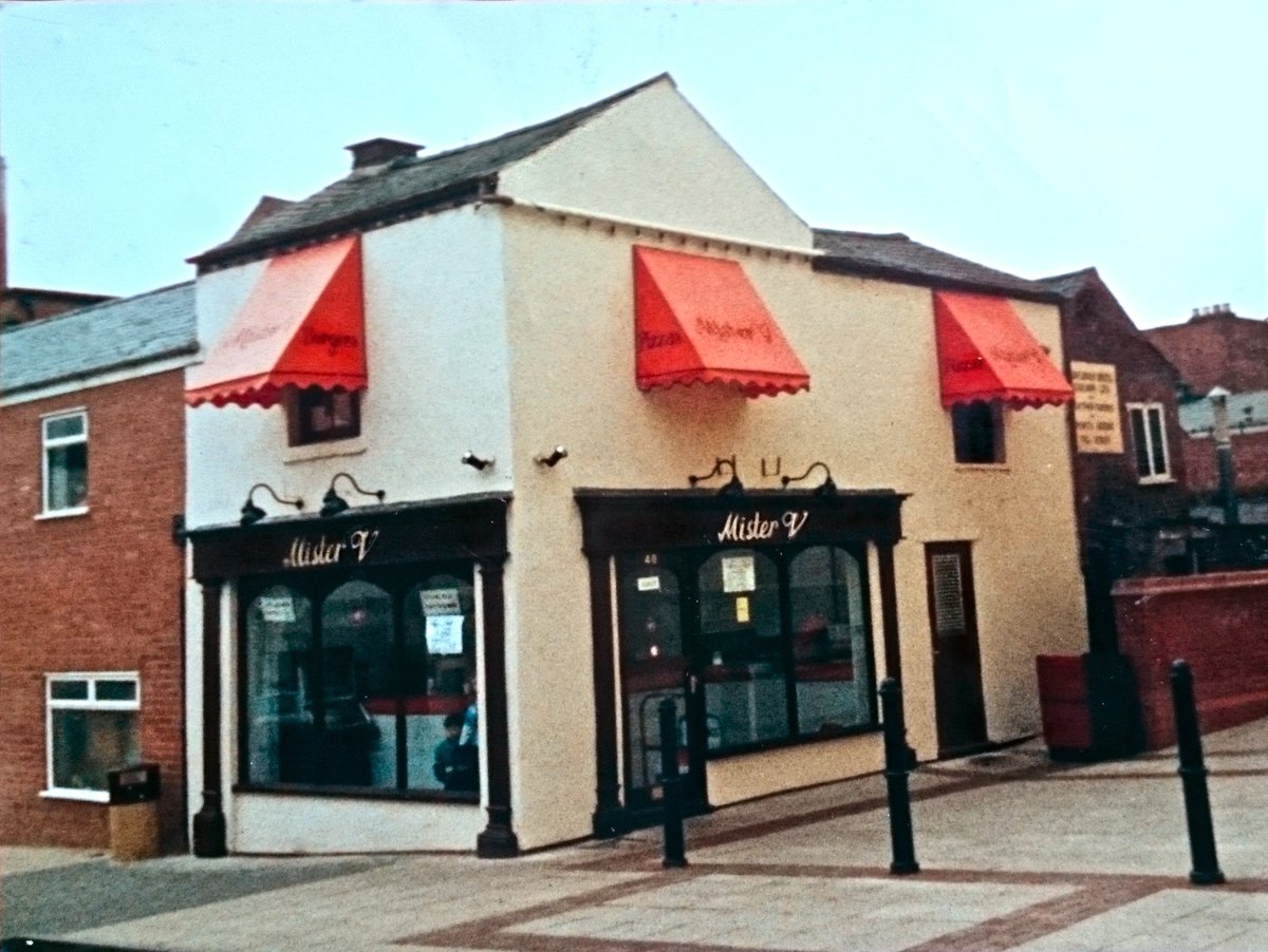 returnofmisterv's tweet photo. Did You Know!
Mister V was a takeaway in Park Street in Leamington!
Opened in 1980 as Burger Park changed the name to Mister V😃🖖
until 2002 when it was sold.
In 2014 Mister V Street Food 😀🖖🌭🍔🧡🔥hit the streets with a great response from the public sharing old memories https://t.co/Au7L5JEwaa