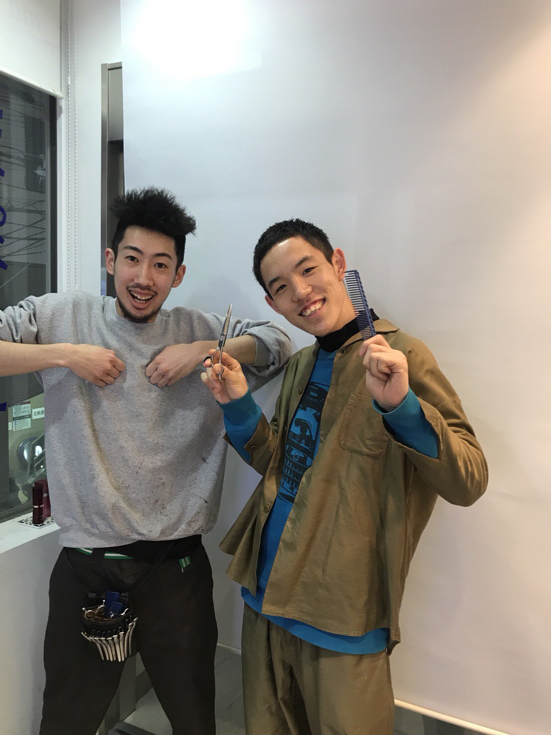 つづきひろき 四千頭身 Twitterren 幼馴染のじえいくんにカットしてもらった ほぼデビュー戦 まだ美容師一年目ですが とてもいい感じ いや いいかんでぃです 下高井戸駅北口出てすぐの Ma Am Zee マアムジー という美容室です 是非皆さん行ってみてー