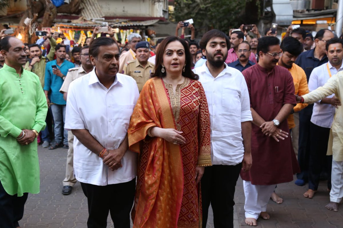 Ambani family present first invitation card of Akash Ambani’s wedding to Ganesh at Siddhivinayak temple