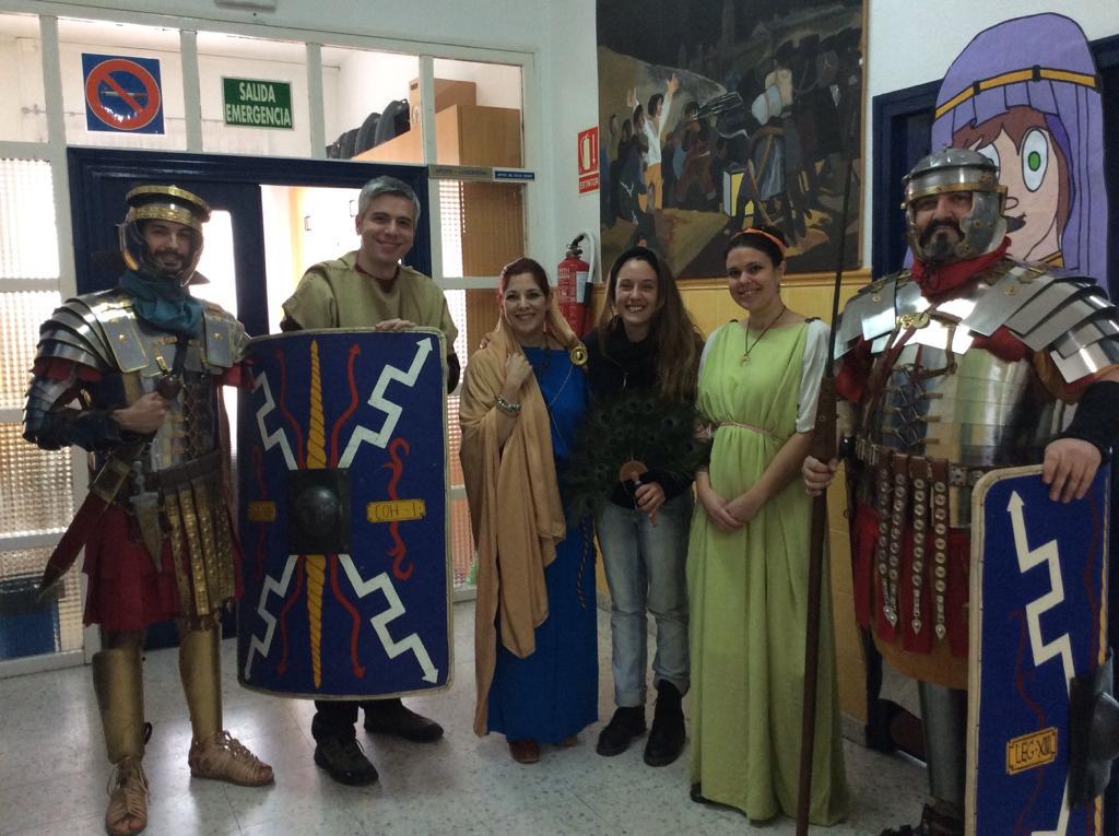 AntiqvaClio's tweet photo. Esta mañana hemos comenzado la semana con una visita al Colegio Nuestra Señora de Montserrat (@colegiomontse), en el barrio de #Orcasitas (#Madrid), donde hemos dado a conocer la #antiguaRoma a sus alumnos desde otra perspectiva. ¡Un placer haber estado con vosotros! https://t.co/hidWhi7hto