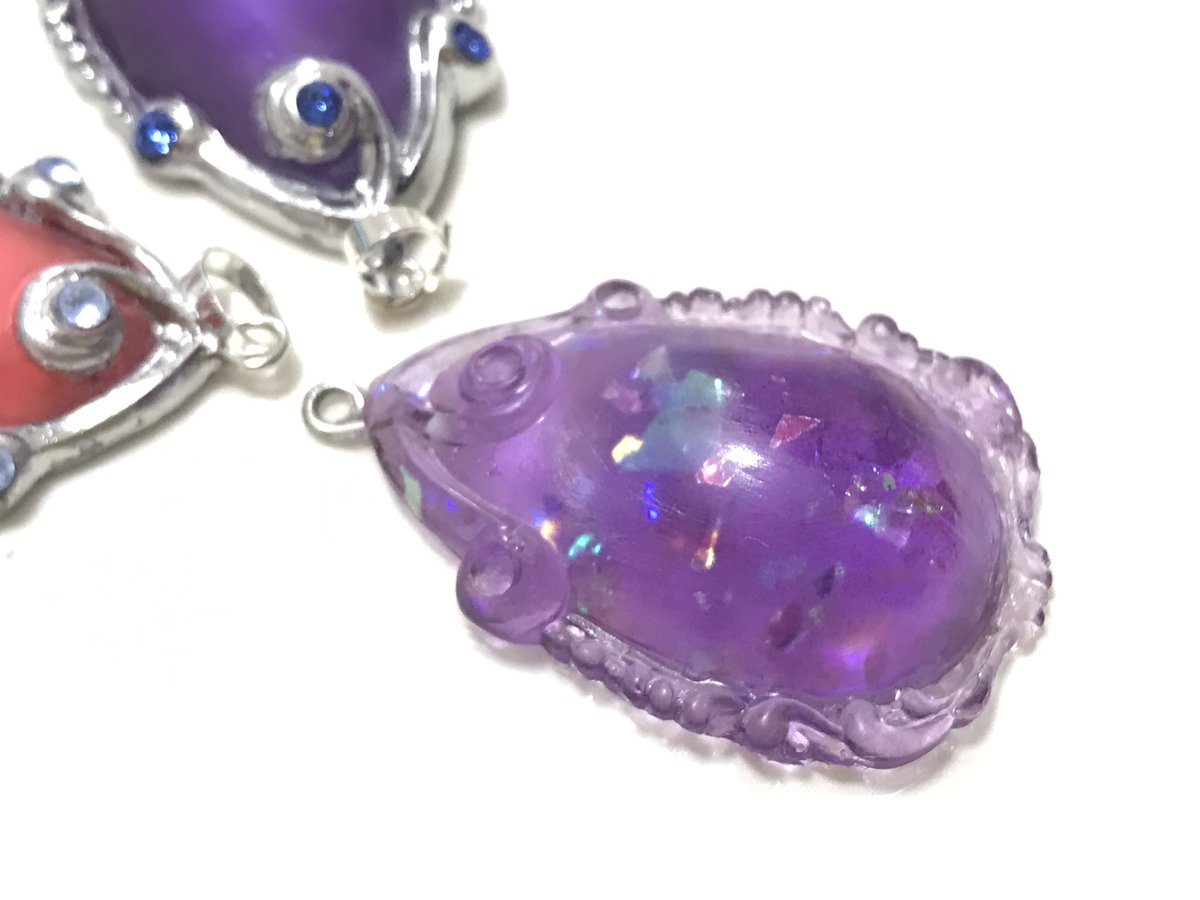 めんきち 手作り アバローのペンダント 今日はラメフレークというものを入れたバージョンを作ってみてます 塗装前でみる限り 綺麗だけど 劇中のに忠実って感じがないからボツかなぁ ちいさなプリンセスソフィア ソフィアフィナーレ Sofiathefirst