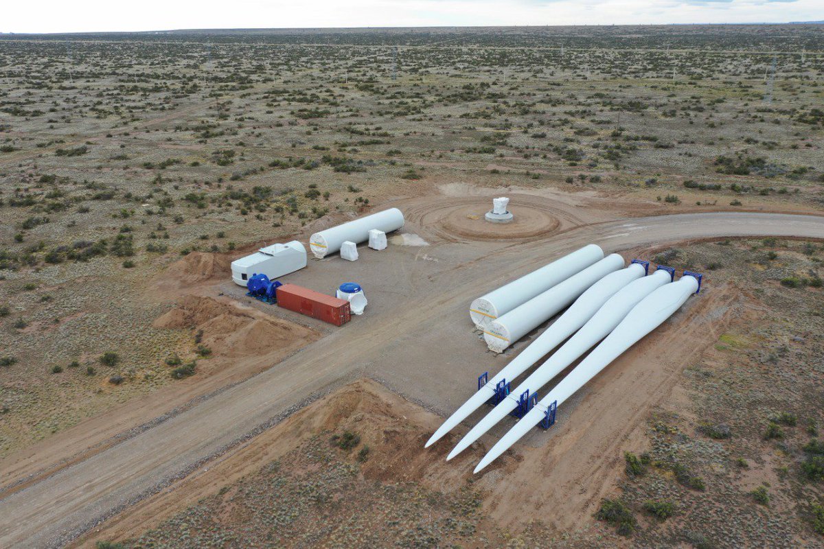 Energia_Ar's tweet photo. Acá están las bases y los aerogeneradores del futuro Parque Eólico Viento de los Hércules en Santa Cruz. Cuando este empiece a funcionar va a abastecer a casi 99 mil hogares argentinos. #EnergíaDelViento #ArgentinaRenovable https://t.co/OvV5MJS84m