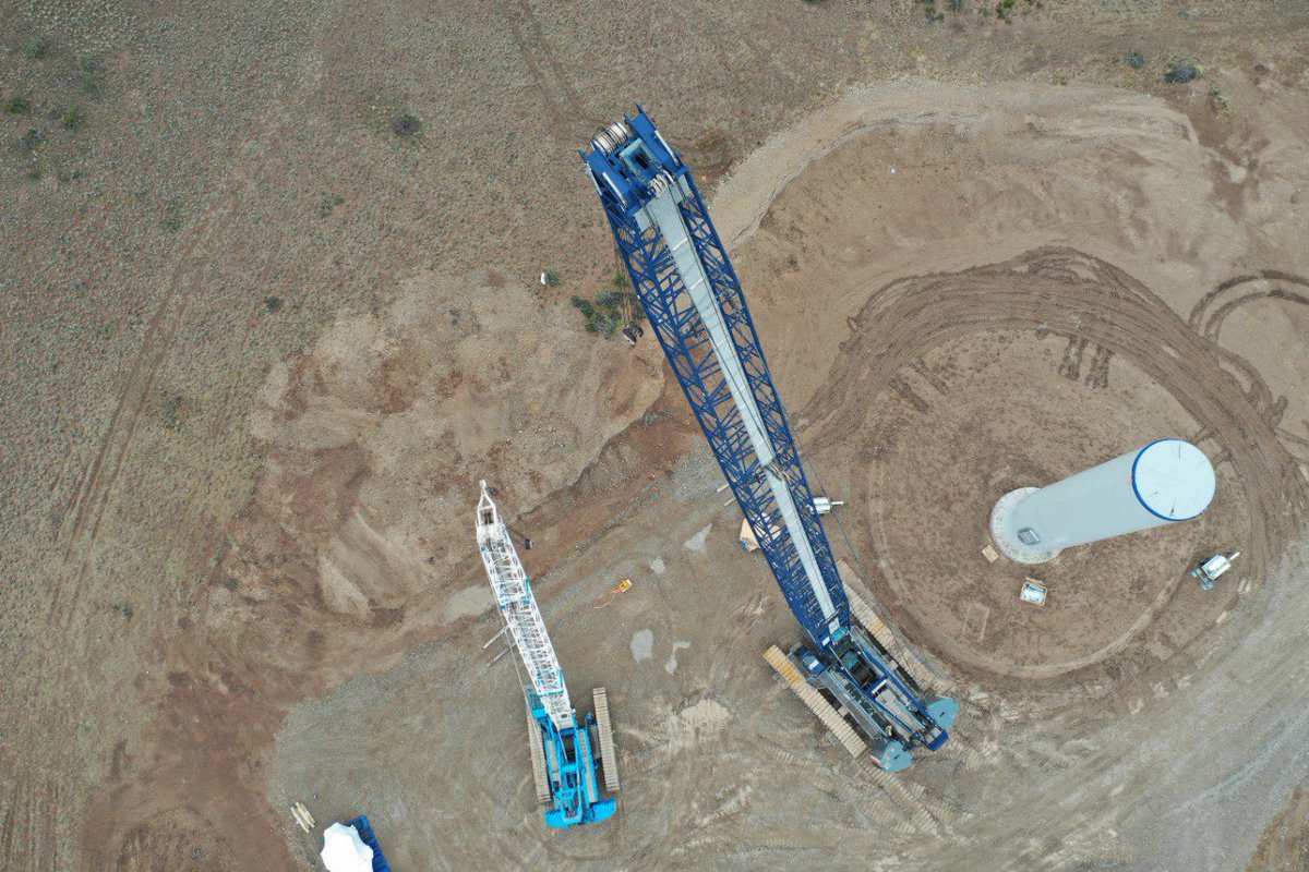 Energia_Ar's tweet photo. Acá están las bases y los aerogeneradores del futuro Parque Eólico Viento de los Hércules en Santa Cruz. Cuando este empiece a funcionar va a abastecer a casi 99 mil hogares argentinos. #EnergíaDelViento #ArgentinaRenovable https://t.co/OvV5MJS84m